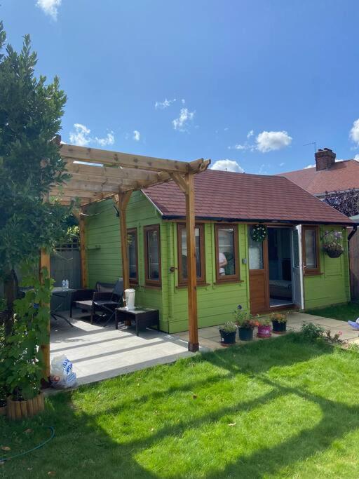 Charming Private Guest House Enfield Buitenkant foto